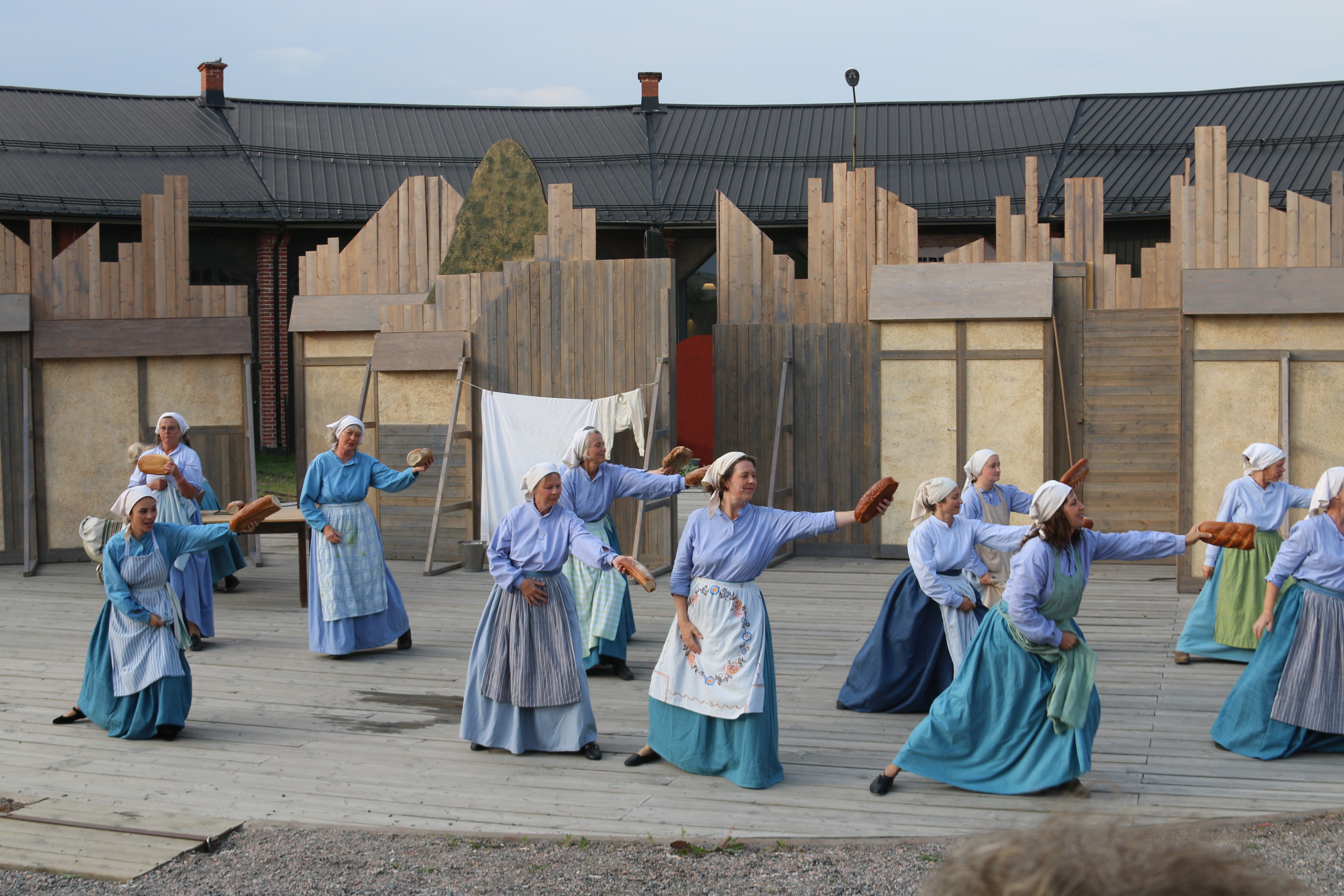 Scen ur öreställningen Kvinnorna och staden 2022.